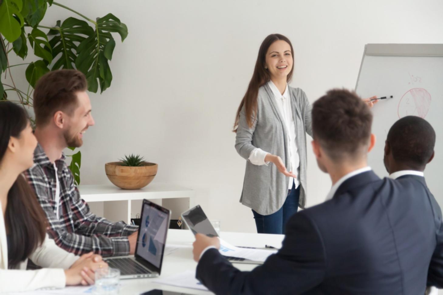 Gruppo di persone che praticano mindfulness insieme